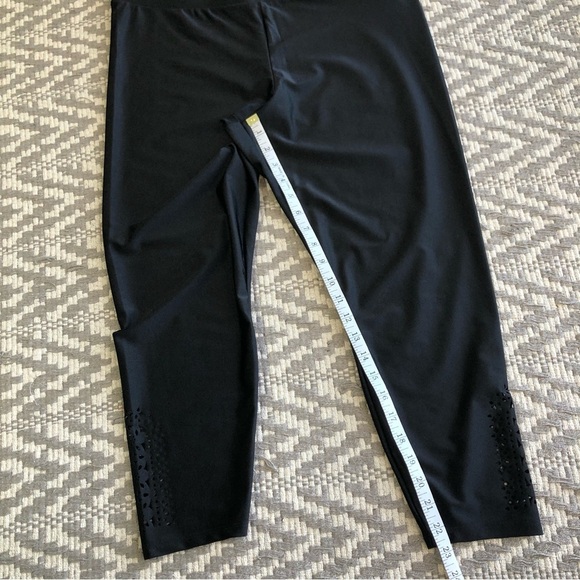 Torrid liquid black crop legging cutout side detail size 2 - Picture 6 of 11